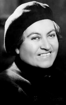 Foto de Gabriela Mistral joven y con linda sonrisa