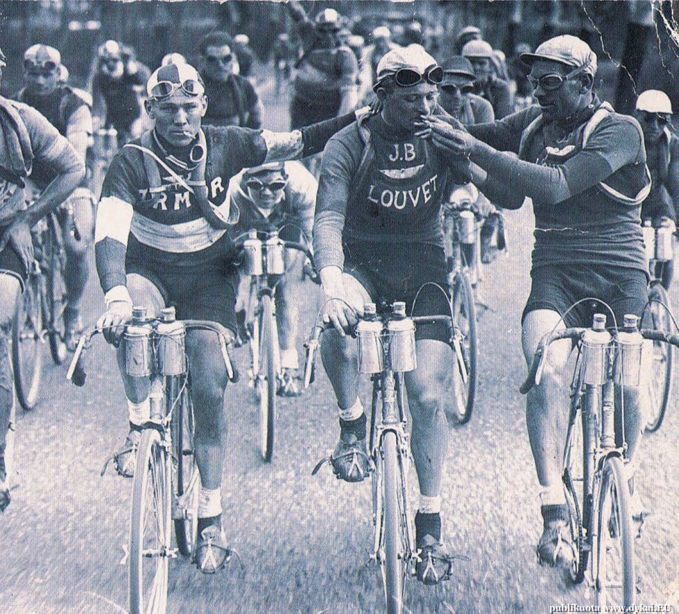 40 Amazing Historical Pictures - Smoking in the Tour De France, 1920’s