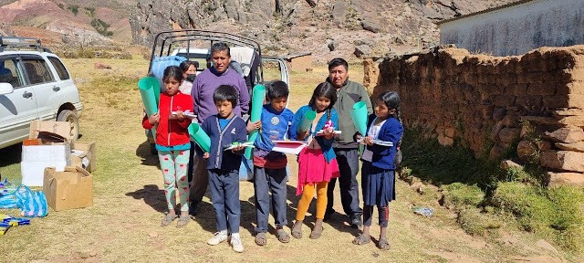 In Moroto Bolivien Schülergottesdienst und Schulmaterial für alle Kinder bringen. Für die Menschen in den Bergen ist es ein Lichtblick nach 2 Jahren Corona mit schweren Folgen besonders für die Landbevölkerung etwas Unterstützung von unerwarteter Seite zu bekommen. Von Menschen in Europa bis Australien. Länder welche sich die Kinder bis jetzt nicht einmal vorstellen konnten. Viele strahlende Kinderaugen auf der Tour durch die Berge entschädigen für alle Anstrengungen. Ich denke ich nehme die Fahrt durch die Berge als Aufnahmeprüfung für die Rallye Dakar 2023. Meinen Unterstützern und Freunden in aller Welt auf jeden ein herzliches Dankeschön.  Padre Hernán Tarqui