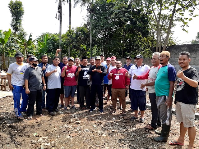 Warga Kedaung Gotong Royong Bangun Lapangan Voli