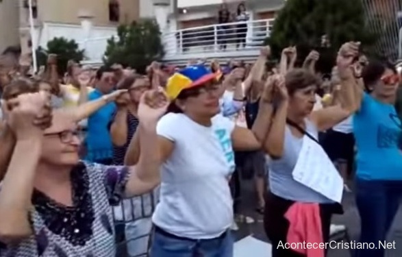 Evangélicos venezolanos orando ante protestas