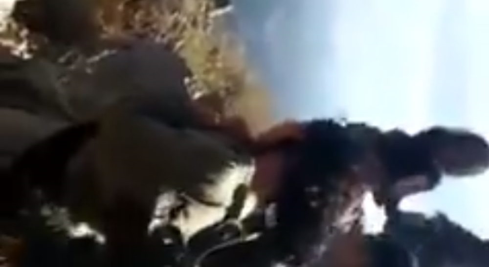  Τούρκοι εκτελούν Κούρδισσες μαχήτριες – Τις πετούν με κλωτσιές μέσα σε λάκκο Aνατριχιαστικό βίντεο 