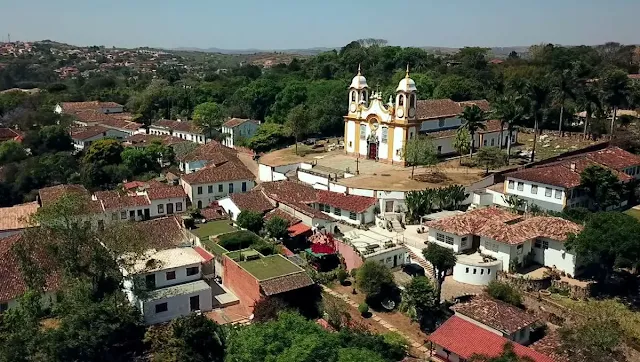 Explorando Tiradentes Explorando Tiradentes: Uma Experiência Única em Minas Gerais