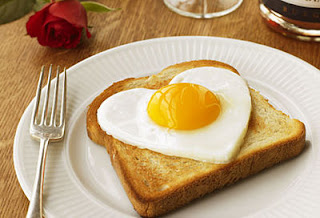 <img src="huevo-desayuno.jpg" alt="comer un huevo al desayuno es benéfico para la salud, excepto para personas que comen muchos fritos y que sufren de colesterol alto o de problemas cardiácos">