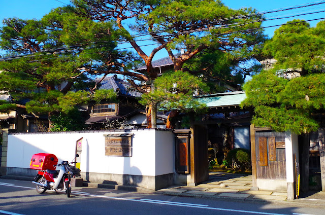一輛郵差的摩托車停在那裡。北方文化博物館新潟分館好像收到了一封信。