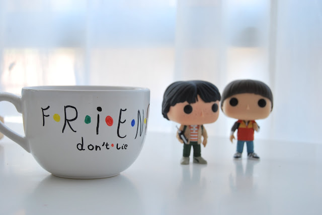 taza personalizada Stranger things Friends don´t lie