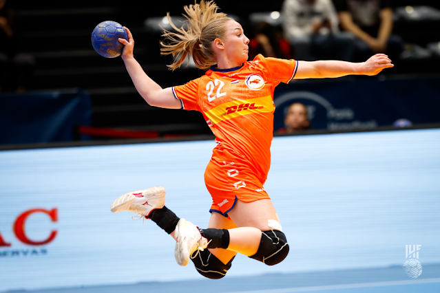 Las selecciones femeninas de España y Países Bajos ganaron el debut preolímpico de balonmano femenino.