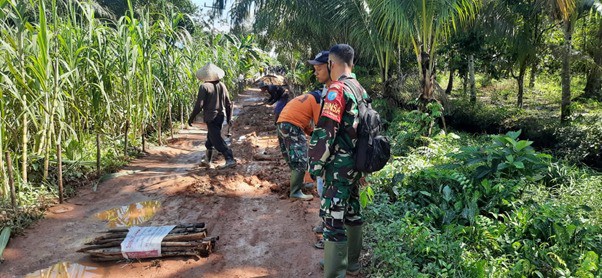 Atasi Jalan Berlubang dan Berlumpur di Lokasi TMMD Ke-111 Kodim 1207/Pontianak