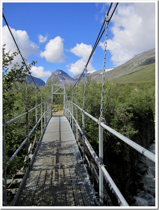 Jag gillar broarna men jag är glad att den gamla bron som skymtar fram till vänster inte är den som man måste gå över.