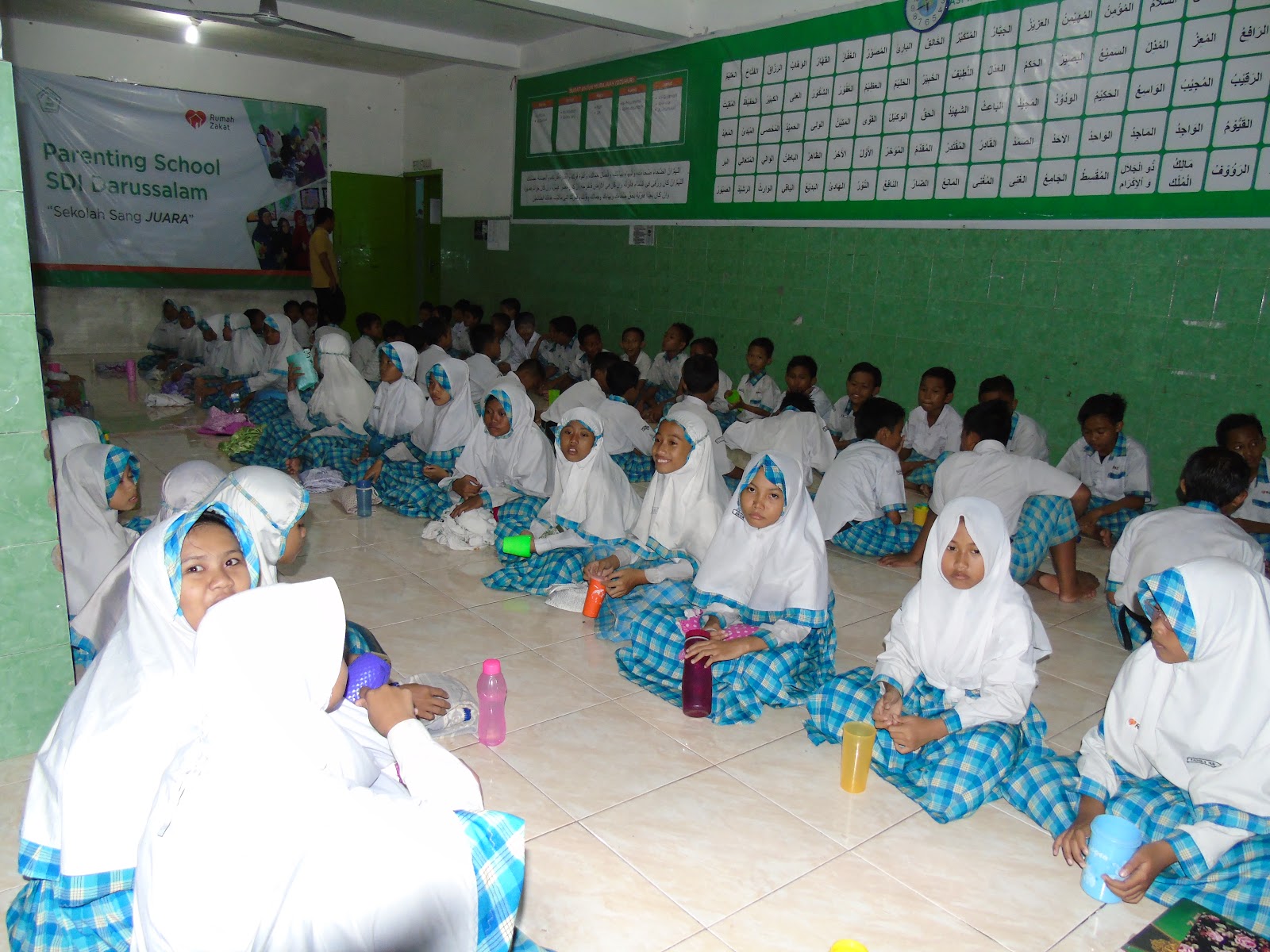 Mengajarkan Siswa Puasa Sunnah SDI Darussalam Sekolah Sang Juara Binaan Rumah Zakat adakan acara buka bersama