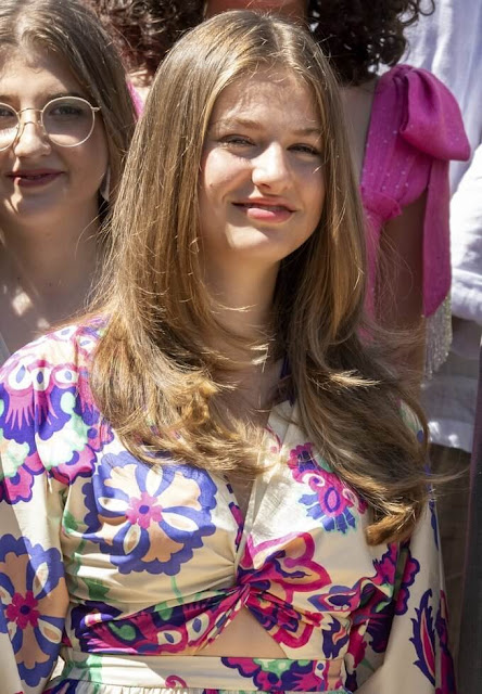 Princess Leonor wore a new printed poplin dress by Zara. Infanta Sofia wore a pink flared dress by Sfera. Queen Letizia