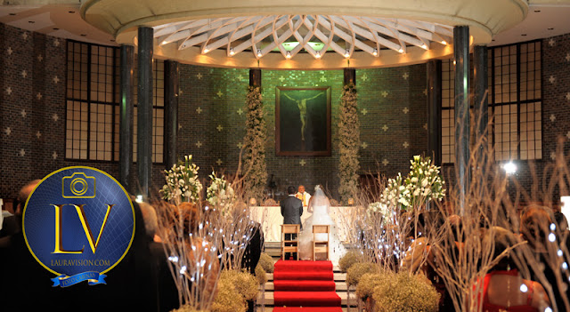 Novios de espaldas, decoración con flores para una boda del templo