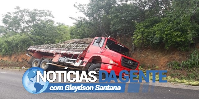 Condutor de caminhão carregado com cocos sofre acidente na BR 324 em Jacobina