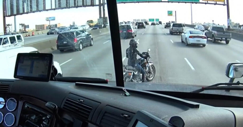 Motorcycle Breaks Down In The Middle Of The Highway: A Truck Driver Helped Him