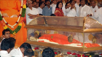 Mourners for Sathya Sai Baba