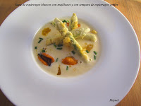 Sopa de espárragos blancos con mejillones, con tempura de espárragos verdes,