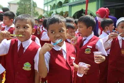 Siswa Sedang Sikat Gigi