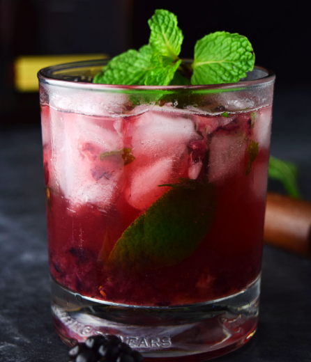 Blackberry Bourbon Smash #recipes #drink #blacberry #smash #cocktail