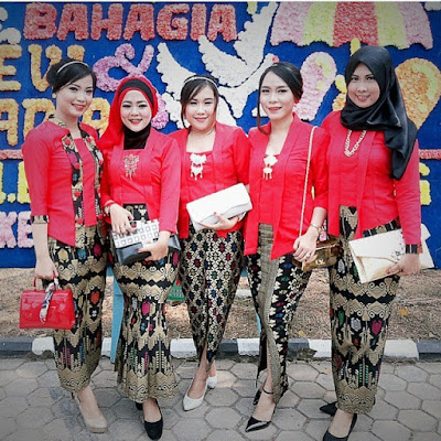 model kebaya merah kutubaru dengan rok batik prada