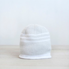 Gorro para bebé tejido a mano con dos agujas