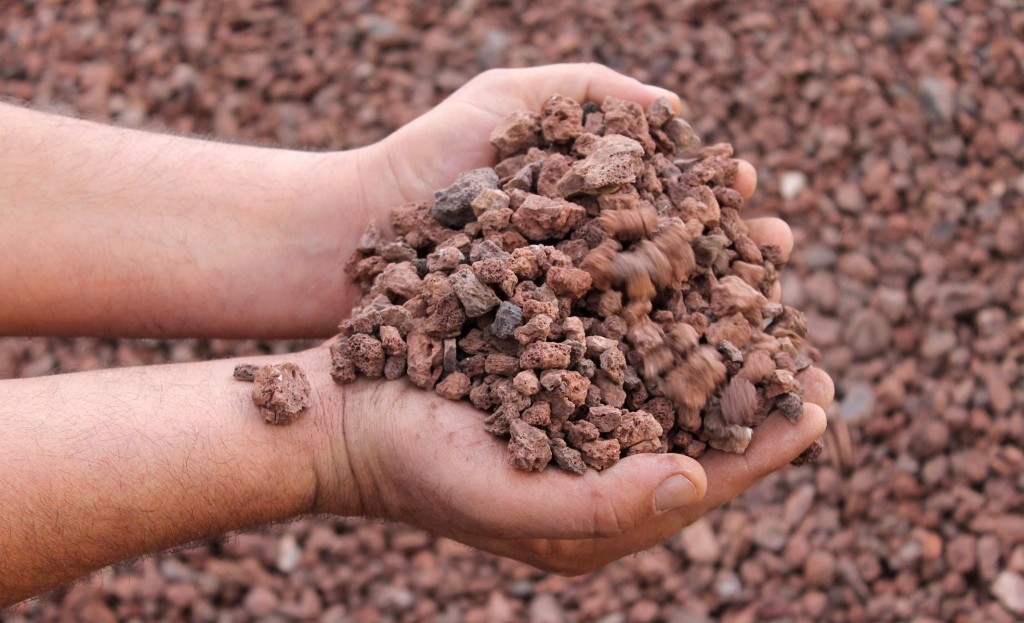 Arena, grava y piedra volcánica de colores Lava Roca: Características  Importantes de Lava Roca para suelos y jardines