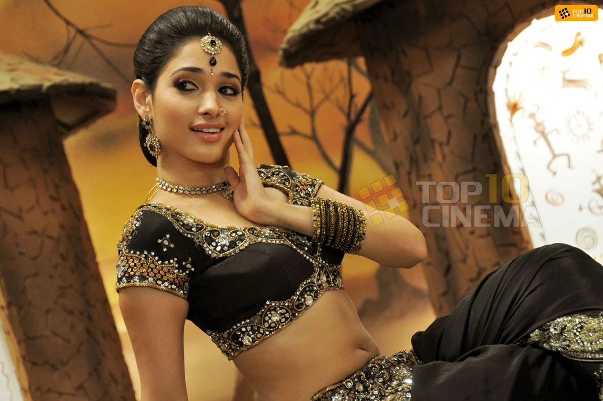 Tamanna Bhatia dancing in the song "Pudikale Pudikuthu" from the movie "Venghai"