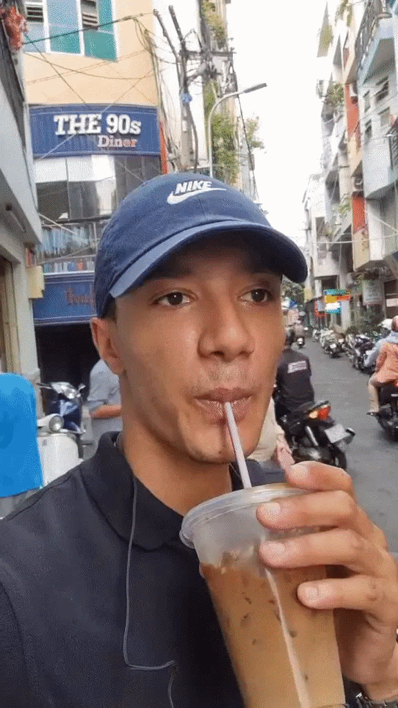 Kinh ngạc với hình ảnh siêu đông đúc lúc 2 giờ sáng tại quán cà phê âm phủ, không hổ danh địa điểm ruột của giới trẻ - Ảnh 3.