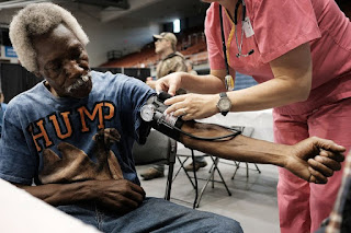 Thyleb Ramadhan tem sua pressão arterial verificada em uma clínica móvel em Olean, N.Y., em junho. Crédito Spencer Platt/Getty Images