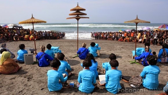 PANTAI PARANGKUSUMO, KANJENG IBU RATU KIDUL DAN PANEMBAHAN 