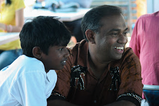 Emmanuel und Samuel Sinnadurai an einem 80. Geburtstag im Jahr 2008