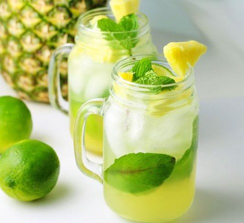 PINEAPPLE MOJITOS #drinks #cocktail