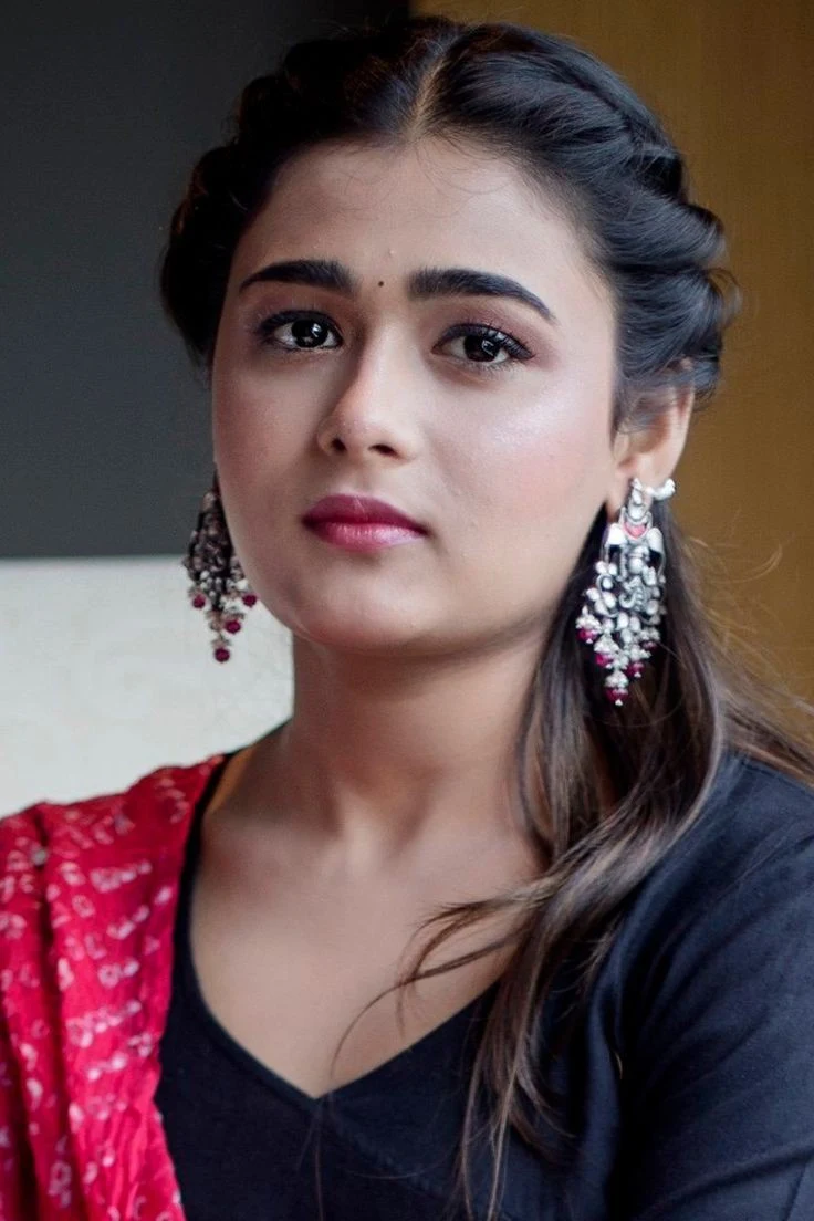 Shalini Pandey hot, Shalini Pandey Sexy, Shalini Pandey gorgeous looks, Shalini Pandey hottest looks, Shalini Pandey lovely smile, Shalini Pandey Cutest looks, Shalini Pandey sexy Nevel show