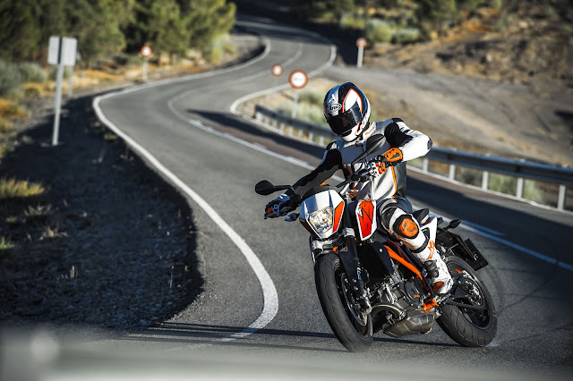 2015 KTM 690 Duke 01