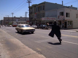 Karl Malden parando un coche a lo torero mientras cruza la avenida mal asfaltada - La condecoración por treinta años de servicio - Las calles de San Francisco