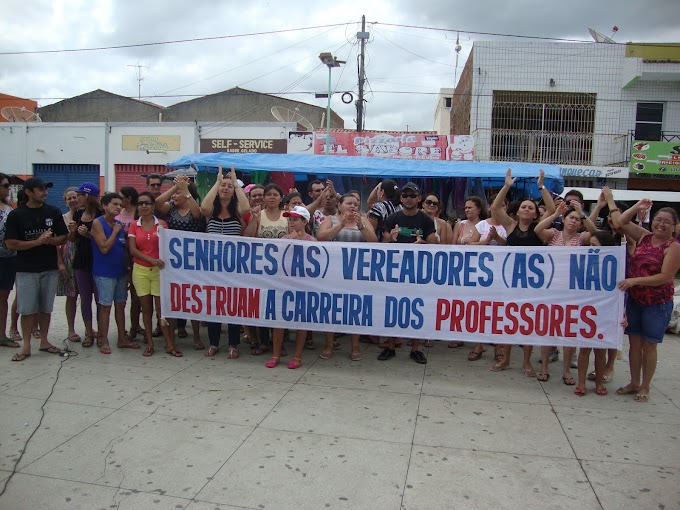 MUCAMBO :  Servidores municipais fazem protesto.  