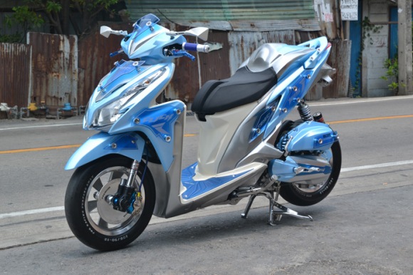 Foto Gambar Modifikasi keren Honda Vario Techno mengganti jok dengan merunduk ala motor GP style dengan velg lebar besar didominasi warna biru muda dan sedikit pemberian warna silver. 