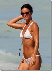 Gabrielle-Anwar-White-Bikini-Pictures-In-Miami-At-The-Beach-14