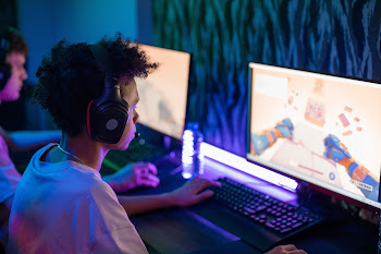 Un gamer jouant sur PC