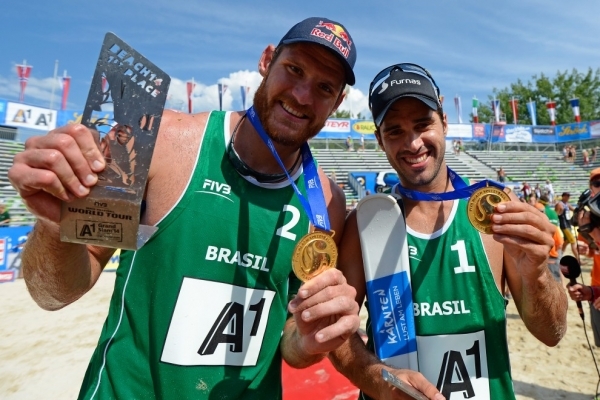 Medalha de ouro coloca dupla brasileira do vôlei entre os mais comentados do mundo no Twitter