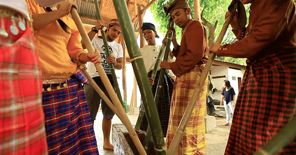 Suku bugis: Upacara adat suku bugis : mapadendang