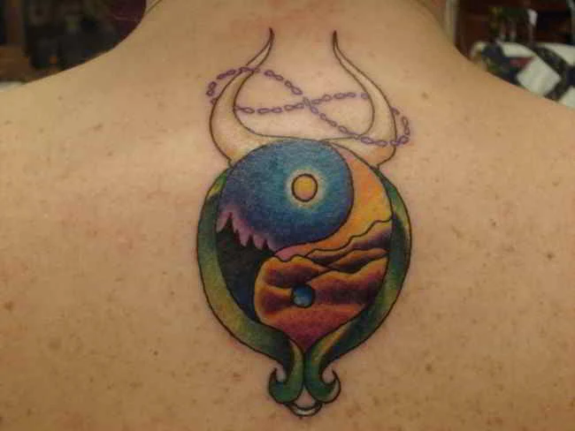 Tatuaje para la espalda de una mujer con símbolo de tauro