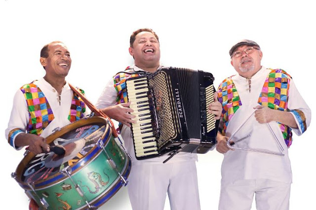 Formado por Enok Virgulino (sanfona), Adelmo Nascimento (triângulo) e Roberto Pinheiro, (zabumba) o Trio Virgulino faz parte da história do forró. (Foto: Divulgação)