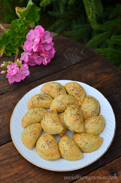 Kruche pierożki ze szpinakiem i fetą