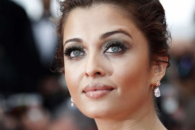 Hot Aishwarya Rai Gets The Thumbs Up For 64th Cannes Pictures” id=