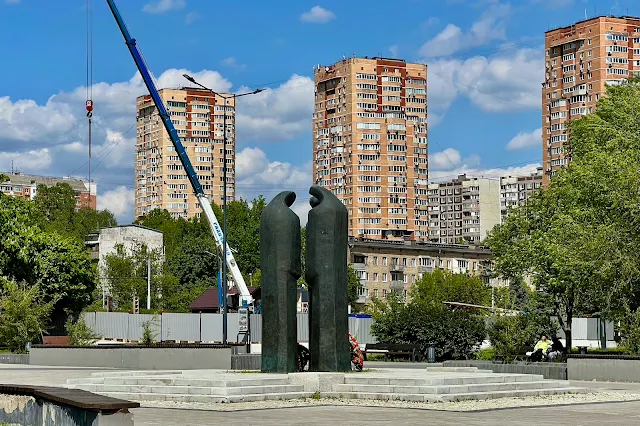 «Афганский сквер» / Парк на Зелёном проспекте, памятник «Оставшимся без погребения» (установлен в 1992 году), строительная площадка храма