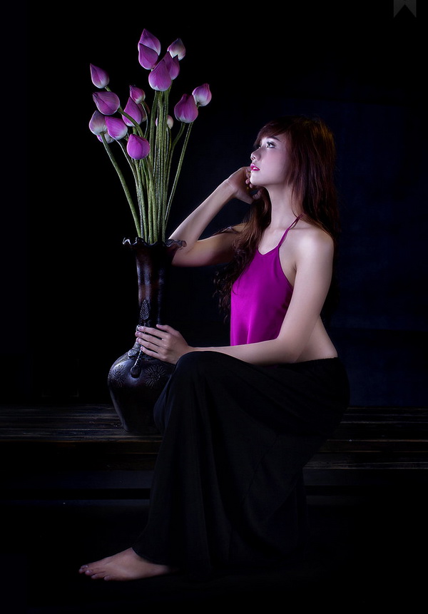 Thiếu nữ ngồi áo yếm hồng