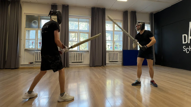 Фехтование двуручным мечом о-катана - спарринг в школе кендзюцу Katana Club