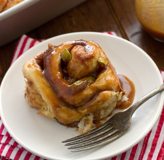 CARAMEL APPLE CINNAMON ROLLS #desserts #fall