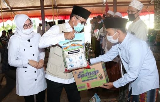 Abdul Latif Amin Imron Berikan Bantuan ke Masyarakat Terdampak COVID-19 di9 Bangkalan.lelemuku.com.jpg
