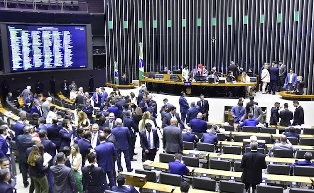 Câmara aprova MP que reajusta salário mínimo e amplia isenção do Imposto de Renda